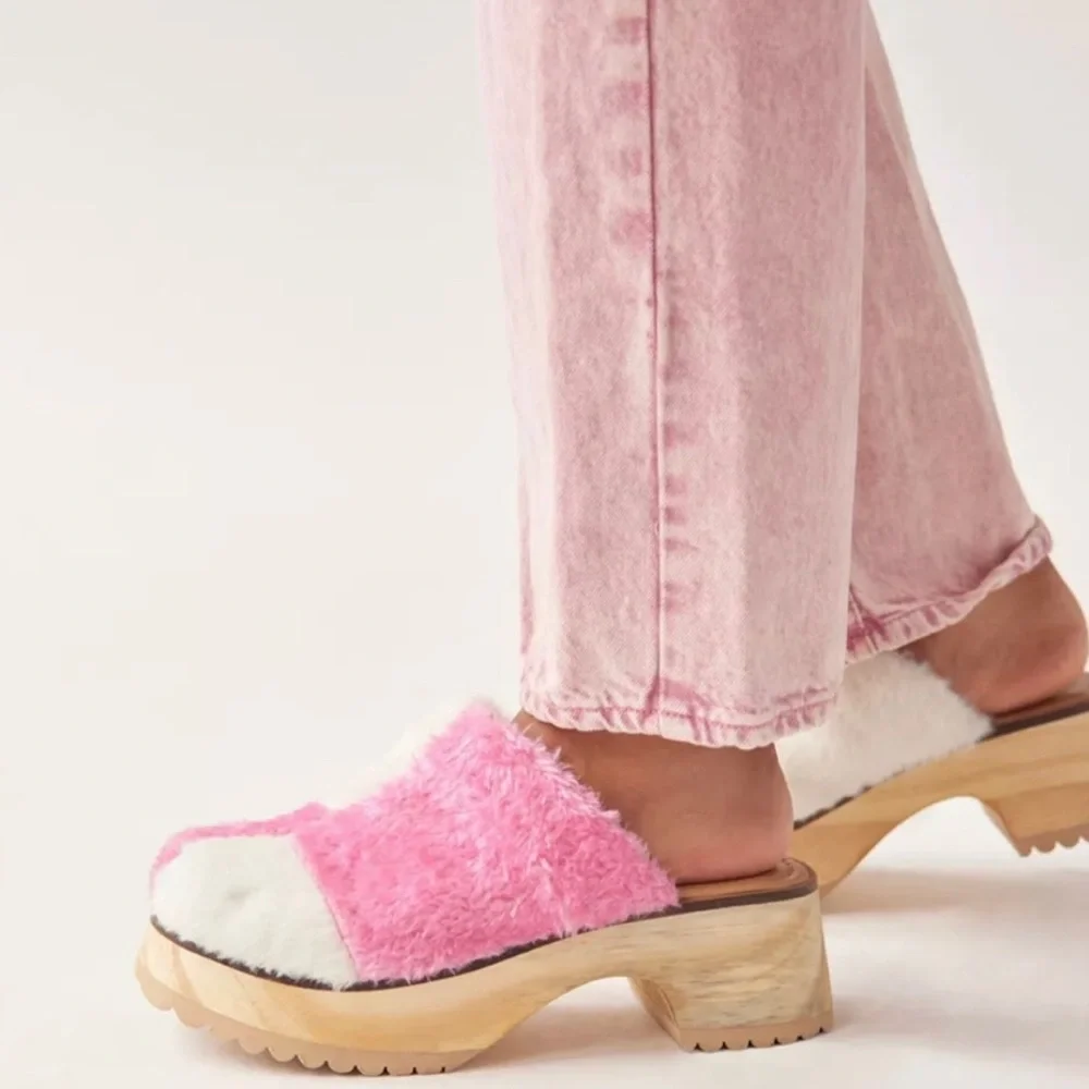 Urban Outfitters Pink & White Checker Board Wooden Clogs Sz 8 - Picture 4 of 13